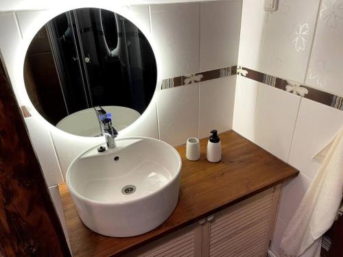 拉普拉Small & Cozy Studio Apartment - WiFi & Free Parking的浴室设有白色水槽和镜子