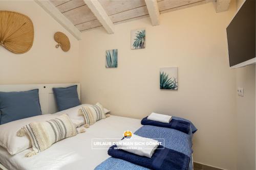 利纳迪奇Villa Ohana Krk的一间卧室配有一张带蓝色枕头的床