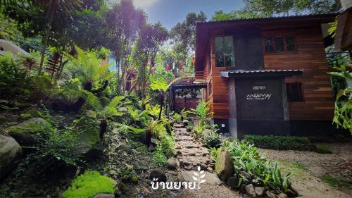 清道MayamYay Privacy Homestay @Mea Nea Chiang Dao的花园,花园设有通往房屋的路径