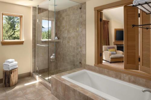 克利埃勒姆Suncadia Resort的带浴缸和玻璃淋浴间的浴室。
