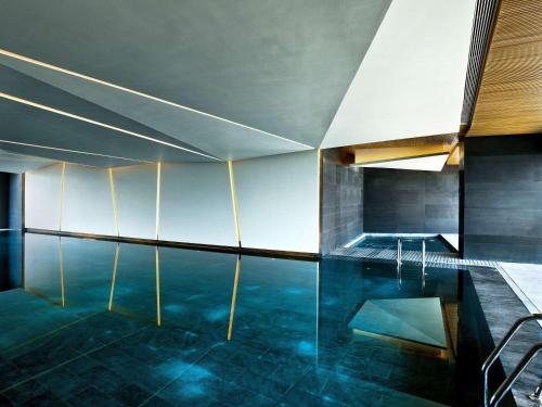 北京北京东隅酒店的客房设有带桌椅的游泳池。
