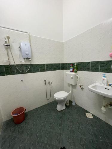 居銮My Delima Home for MusIim的一间带卫生间和水槽的浴室