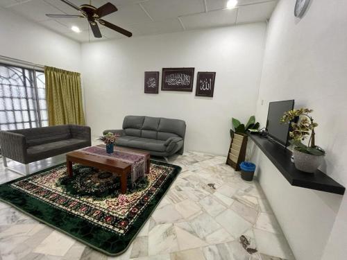 居銮My Delima Home for MusIim的客厅配有沙发和桌子
