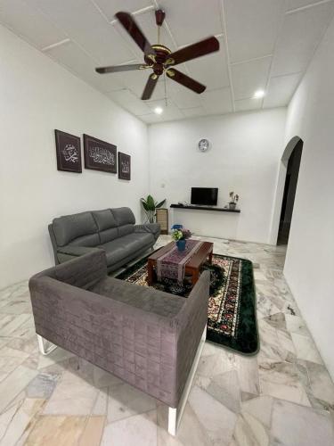 居銮My Delima Home for MusIim的带沙发和吊扇的客厅