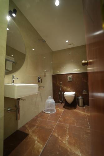 迈索尔THE CONTINENTAL INN & SUITES的一间带水槽和卫生间的浴室
