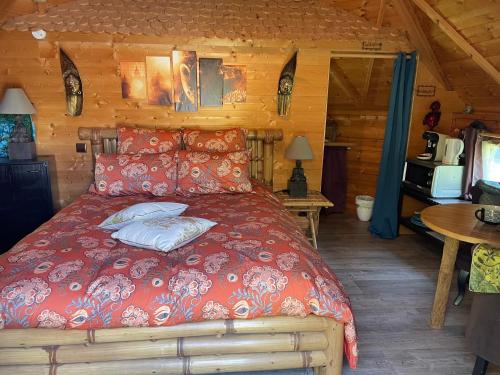 翁弗勒尔Aux murmures de la nature的小木屋内一间卧室,配有一张床