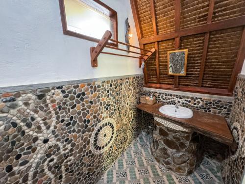 TimbanglawangSumatra Orangutan Treks Villa的一间带石制水槽和窗户的浴室