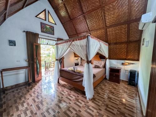 TimbanglawangSumatra Orangutan Treks Villa的一间卧室,卧室内配有一张天蓬床