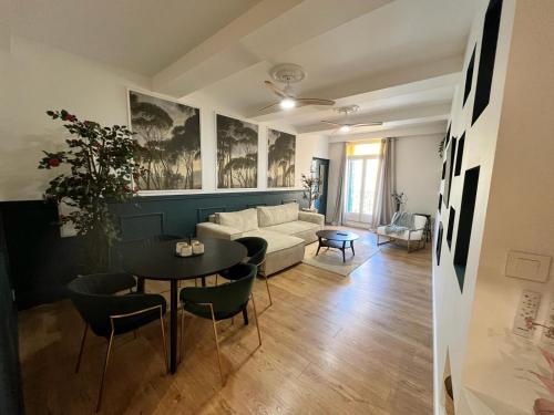 耶尔Appartement centre historique, idéal couple的客厅配有沙发和桌子