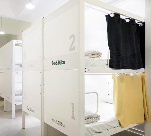 巴塞罗那巴塞罗那自行车旅舍的客房设有两张双层床和衣柜。