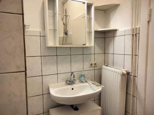 新明斯特3-SZ Monteurwohnung am Hansaring的一间带水槽和镜子的浴室