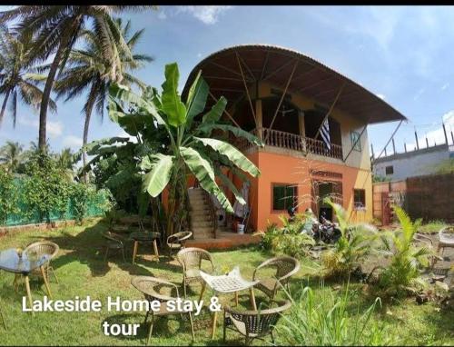 邦隆Ratanakiri Lakeside Homestay & Tours的前面有一堆椅子的房子