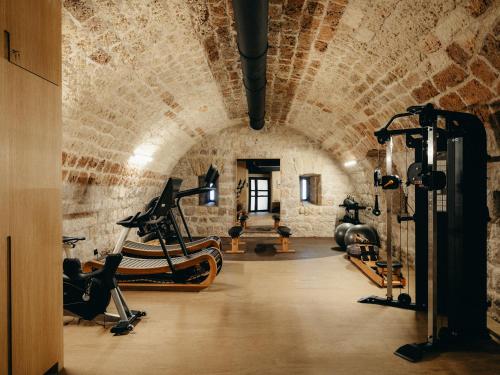 赫尔采格诺维Mamula Island的砖墙内健身房,配有健身器材