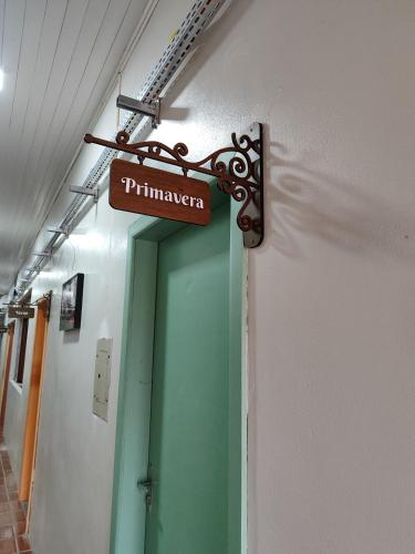 乌尼昂-达维多利亚Hospedagem do Mathe的挂在门上走廊上的标志
