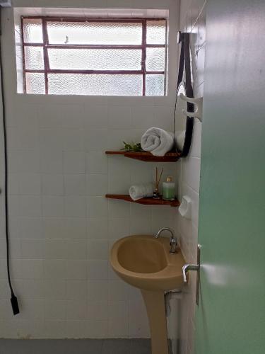 乌尼昂-达维多利亚Hospedagem do Mathe的一间带水槽和窗户的浴室