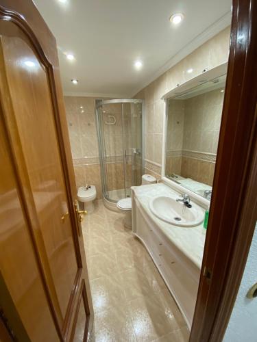 莫斯托雷斯One dream的一间带水槽、卫生间和镜子的浴室