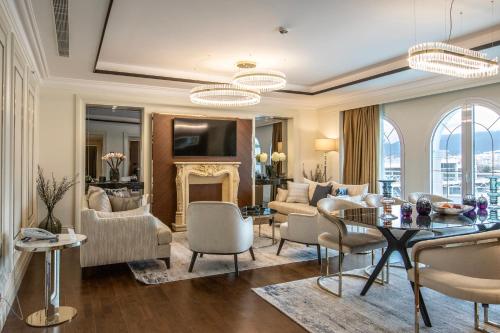 地拉那Xheko Imperial Luxury Hotel & SPA的客厅配有桌椅