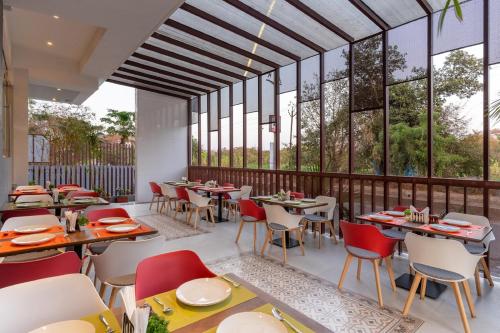 戈尔哈布尔The Royal Pavilion, Kolhapur的餐厅设有桌椅和窗户。