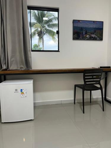 里约布兰科Cubo Hotel的客房设有桌子、椅子和窗户。