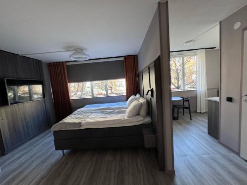 厄勒布鲁City Central Hotel Örebro by First Hotels的一间卧室设有一张大床和大窗户