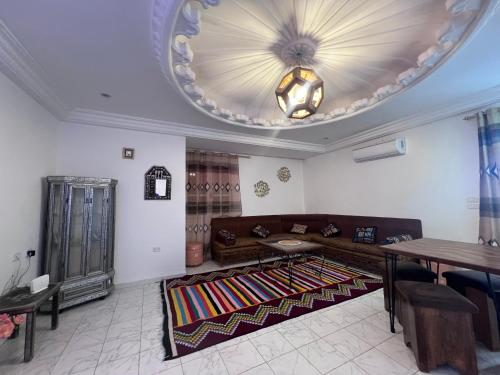 托泽尔Dar Beya ( APP S+2 )的客厅配有沙发和桌子