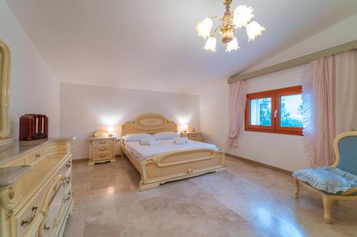 奥尔比亚Brorent Domo de Aurora的一间卧室配有一张床和一个吊灯