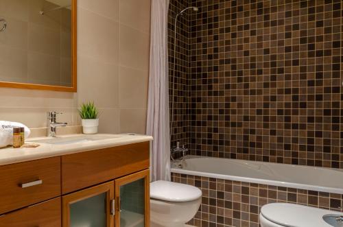 波多诺伏FLATSELECT Decanelas的浴室配有卫生间、盥洗盆和浴缸。