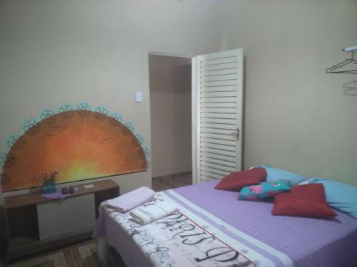 卡瓦坎特Pousada Refúgio da Chapada的卧室配有一张带彩虹的墙壁床