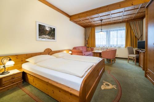 翁特陶埃恩格斯族泊斯特费瑞酒店的一间带大床的卧室和一间餐厅