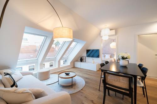 维也纳Vienna Heights Premium Apartments的客厅配有白色的沙发和桌子