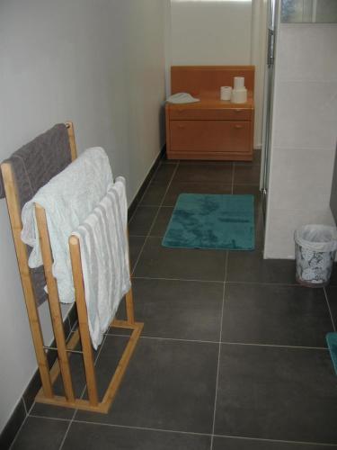 贝尔热拉克Helen's Home的浴室提供毛巾、椅子和淋浴