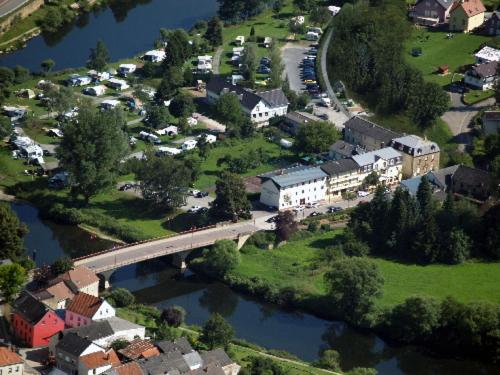 沃伦道夫庞特Logis Hotel-Restaurant Dimmer的享有城镇的空中景色,河上设有一座桥梁