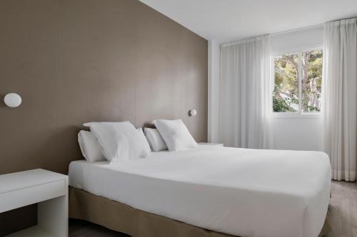 卡拉达沃普润斯特尔阿尔芭Spa公寓的卧室设有一张白色大床和一扇窗户。