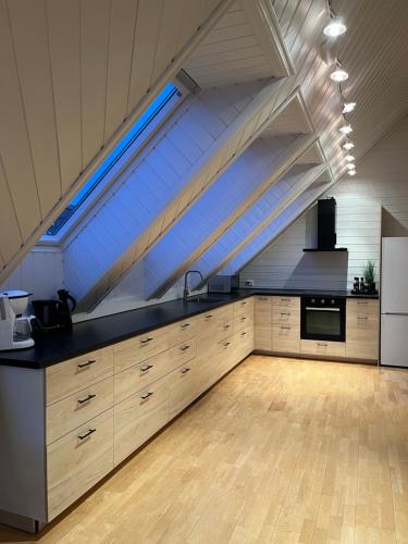 斯塔万格Lovely apartment in maritime surroundings near Stavanger的一个带窗户屋顶的大厨房