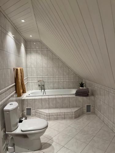 斯塔万格Lovely apartment in maritime surroundings near Stavanger的一间带卫生间和浴缸的浴室