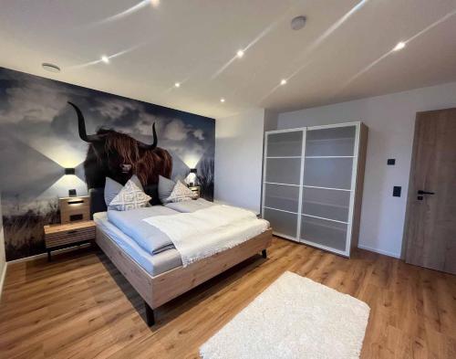 洛斯海姆Ferienwohnung Naturraum的卧室配有一张大床和一张大型羚羊壁画