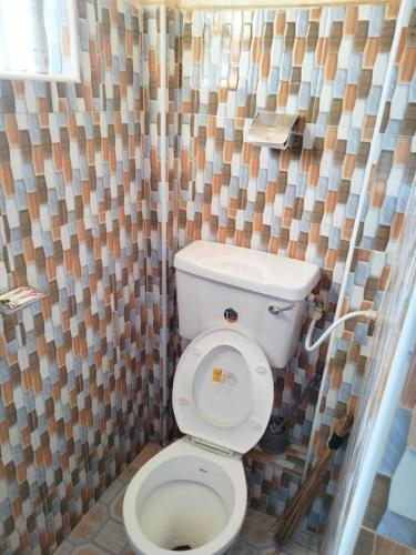 奈瓦沙M&M HOMES的一间带卫生间和淋浴帘的浴室