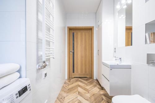 扎科帕内Apartamenty pod Orłem - Rezydencja Modern的白色的浴室设有卫生间和水槽。