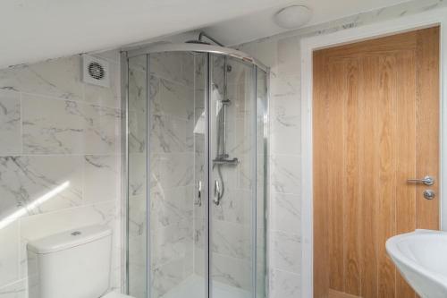 曼彻斯特Refined Comforts for Two Room 5的带淋浴、卫生间和盥洗盆的浴室