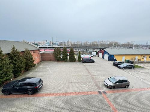 罗斯托克Appartement-Hotel Rostock的停在停车场的一群汽车