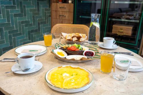 伊斯坦布尔21 Rooms Hotel的餐桌,包括食物和橙汁