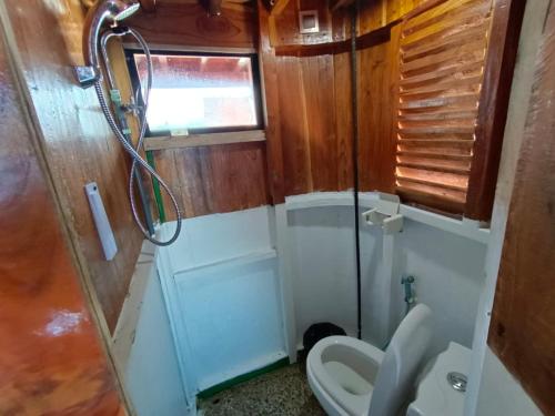 纳闽巴霍Open Trip Komodo 3D2N的一间带卫生间和淋浴的浴室