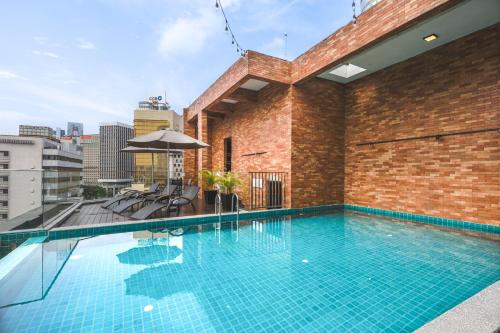 吉隆坡Santa Grand Classic Kuala Lumpur, Chinatown的建筑物屋顶上的游泳池