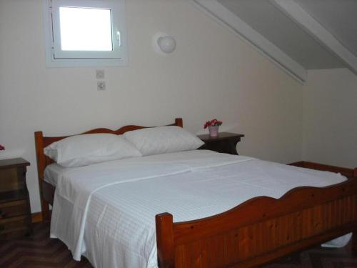 拉基索拉Kostas--Sarantis--2的一间卧室设有一张大床和窗户