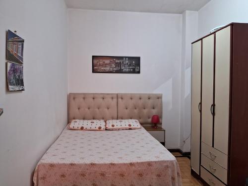 阿雷格里港Arco Iris Guest House的一间卧室配有一张床和一个梳妆台