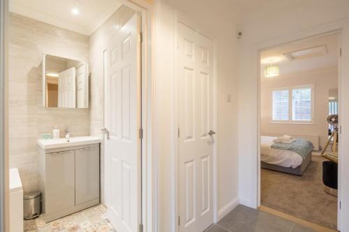 Cherry HintonLovely 1 Bed Apartment With FREE PARKING & Garden的浴室设有通往卧室的门。