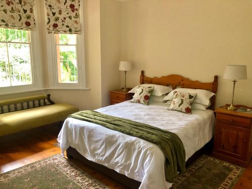 霍维克Heritage Haven的一间卧室配有带白色床单和枕头的床。