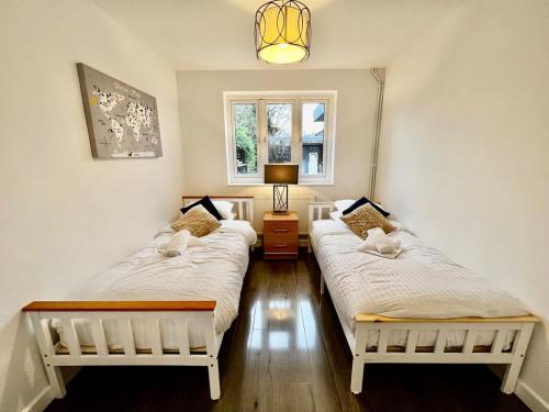 ChestertonRest on Super-King Bed under The Starry Night的带窗户的客房内设有两张单人床。