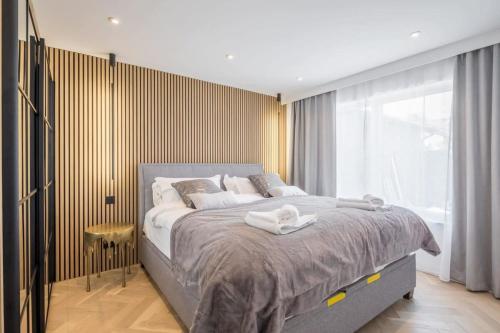 剑桥Luxury 2 Bedroom Apartment with AC and Parking的一间卧室设有一张大床和一个大窗户