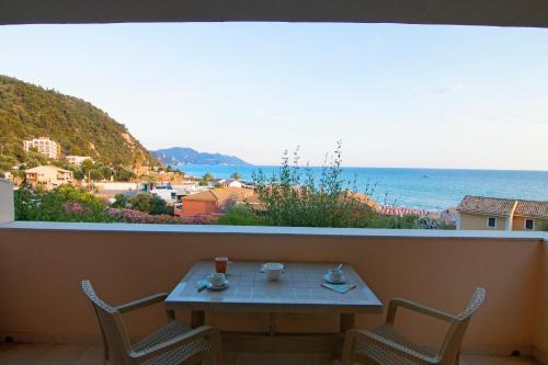 格利法达Nice seaview balcony Porlamar Home 155的一张桌子和两把椅子,享有海景